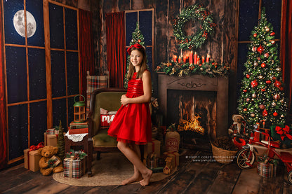 Classic Christmas Fireplace - Room